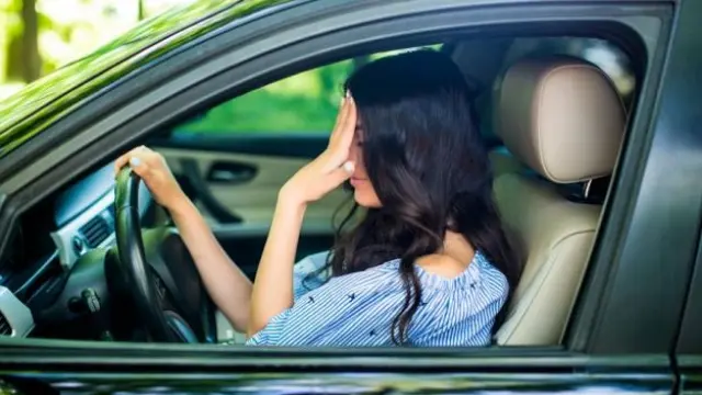 Tocarse la cara al volante es muy común.