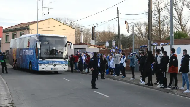 Los aficionados del Real Zaragoza esperan al autobús del equipo en Miranda.