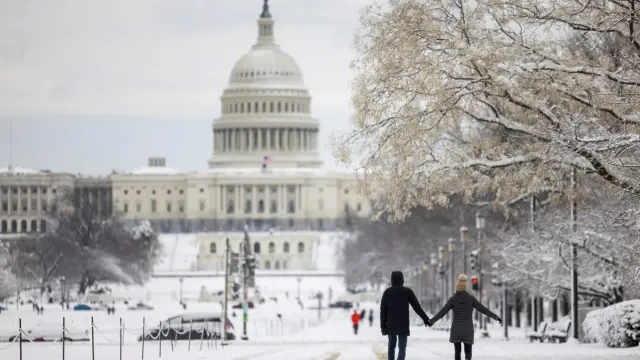 Una fuerte tormenta de nieve paraliza Washington durante horas  USA WEATHER SNOW DC