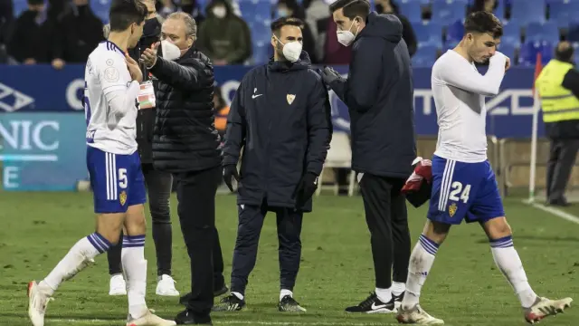 A la izquierda de la foto, Clemente mira a Juan Ignacio Martínez 'Jim' cuando, al final del partido de Copa ante el Sevilla de este jueves, el técnico lo saluda.