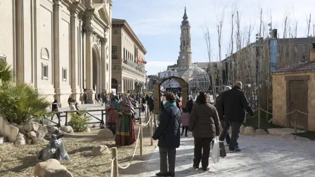 Varias personas visitan el Belén gigante de la plaza del Pilar, este sábado.