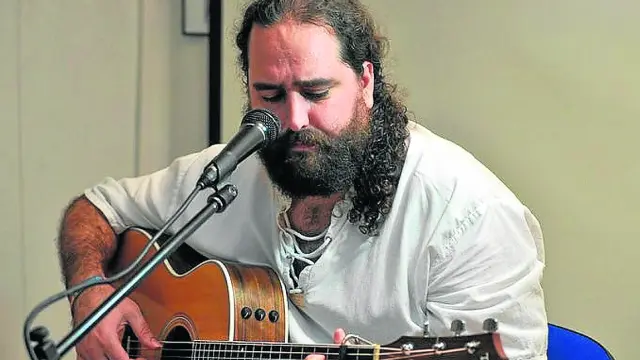 Diego Escusol (Zaragoza, 1979) alterna el folk, la canción de autor, el rock y el pop.