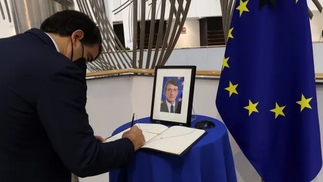 Un hombre firma en el libro de condolencias por la muerte de David Sassoli, en Bruselas.