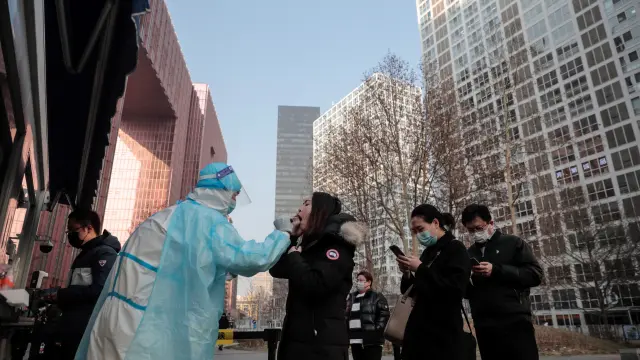 Ciudadanos chinos se realizan test covid en los distintos puntos establecidos para ello en las calles de la ciudad.
