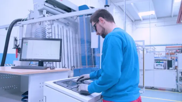 Un trabajador de IDE en las instalaciones de Zuera, en un vídeo corporativo de la compañía.