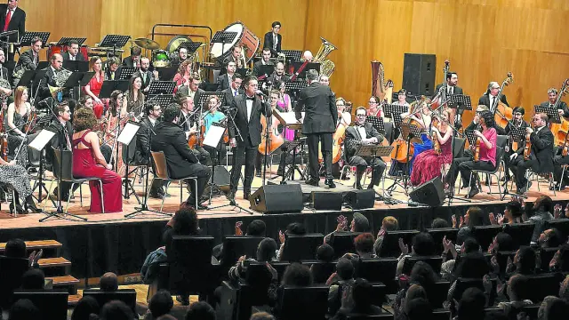 La Orquesta Reino de Aragón, con Juan Perro, durante un concierto en Huesca.