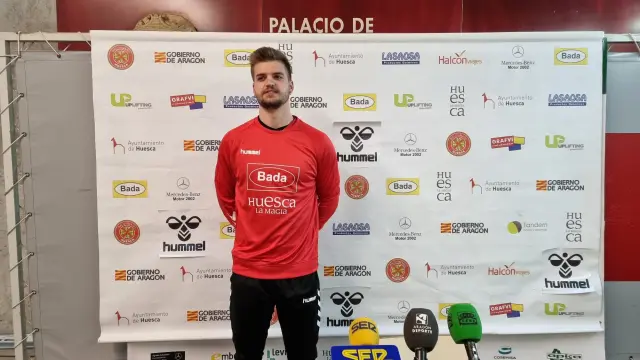 Pere Arnau, nuevo jugador del Bada Huesca, durante su presentación.