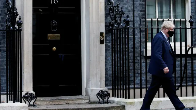 Boris Johnson saliendo de su residencia en Downing Street