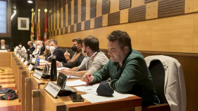 El concejal de Vox, Antonio Laborda, en primer término en el salón de plenos del Ayuntamiento de Huesca.