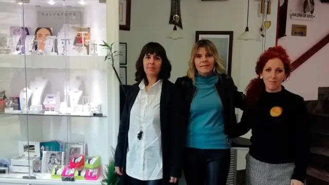 Junto a Isabela (a la izquierda), Silvia (en el centro) y Paula forma el equipo de trabajo de la joyería.