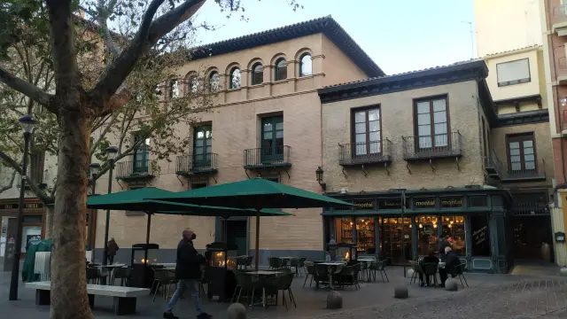 La terraza de La despensa de Montal, en la calle Torre Nueva, uno de los establecimientos que ha incorporado calefactores.