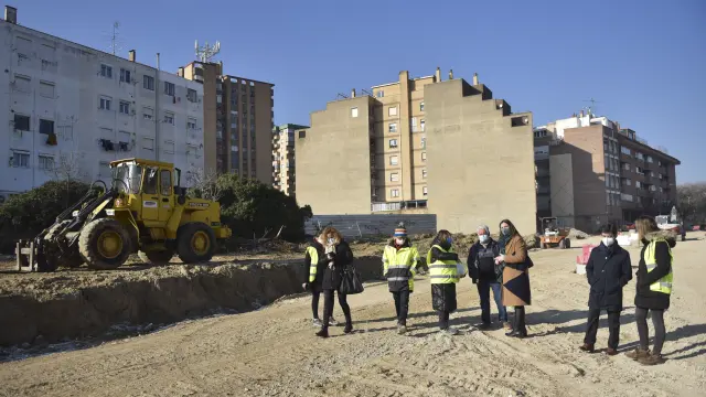 El alcalde de Huesca, Luis Felipe, visita junto a los constructores las obras de la nueva promoción de viviendas.