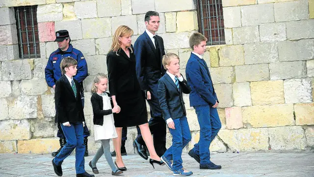 La familia Urdangarin-Borbón, al completo, en mayo de 2012, tras la muerte del padre de Iñaki.