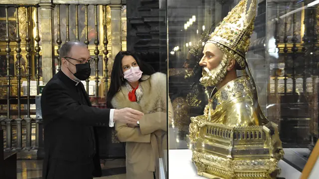 Don Ignacio Ruiz explica los detalles de la restauración del busto de san Valero.