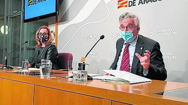 Los consejeros Mayte Pérez y Joaquín Olona, este miércoles, tras el Consejo de Gobierno.