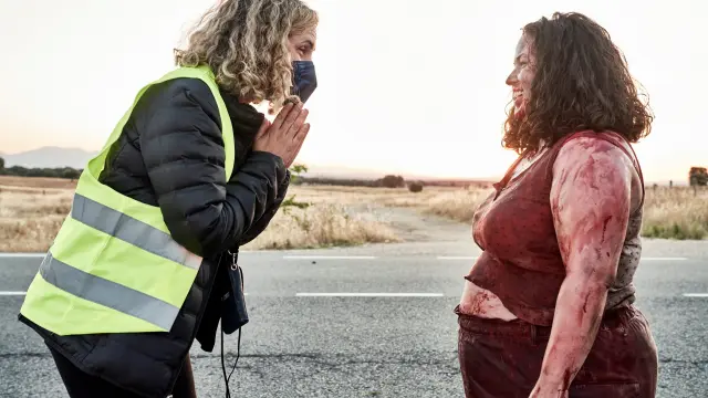 La directora de cine Carlota Pereda (i) mientras habla con Laura Galán (d), durante el rodaje de la película "Cerdita"