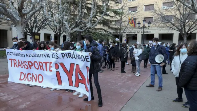 Las familias del IES Pirámide de Huesca ya se manifestaron hace un año pidiendo una solución al transporte escolar.
