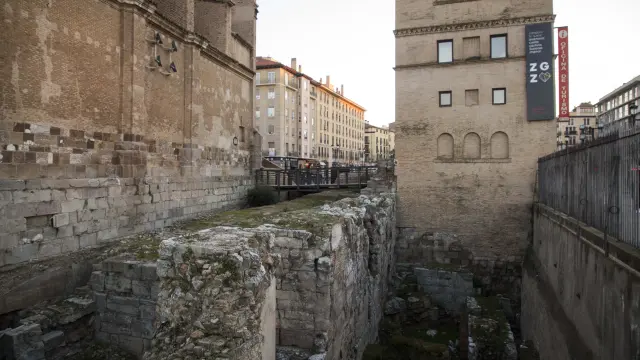Los restos de las Murallas más próximos al Ebro acumulan vegetación, basura y humedad.