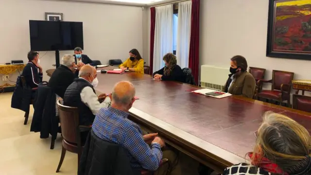 Reunión del concejal de los municipios incorporados a Huesca con los representantes de estos.