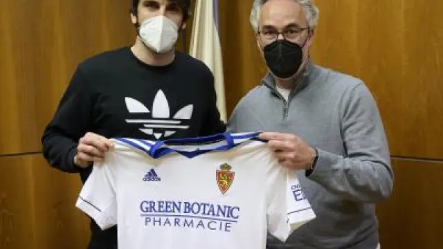 Eugeni posa con la camiseta del Real Zaragoza junto a Miguel Torrecilla.