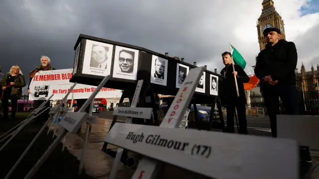 Irlandeses conmemoran a las víctimas en el 50 aniversario del Domingo Sangriento.