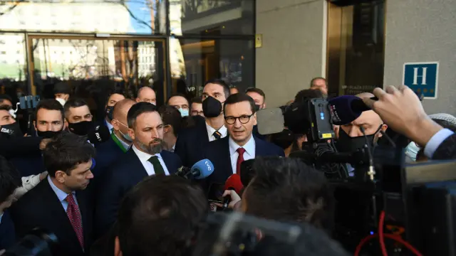 El presidente de Vox, Santiago Abascal, junto al primer ministro de Polonia, Mateusz Moraviecki.