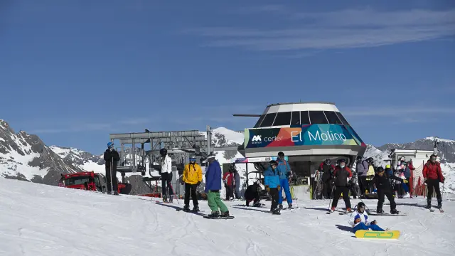 Las estaciones de esquí reciben con sol y nieve a los zaragozanos.