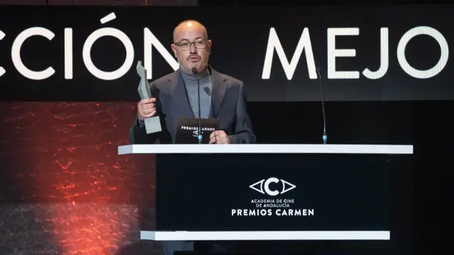 El realizador Manuel Martín Cuenca tras recibir el premio a "Mejor largometraje de ficción" por su trabajo "La hija"