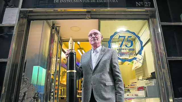 José María Martínez, con una gigantesca estilográfica Kaweco.