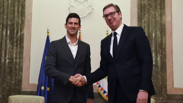 Novak Djokovic, este jueves con el presidente de Serbia, Aleksandar Vucic.