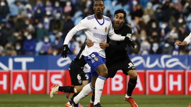 Un momento del partido entre el Real Zaragoza y el Málaga en La Romareda