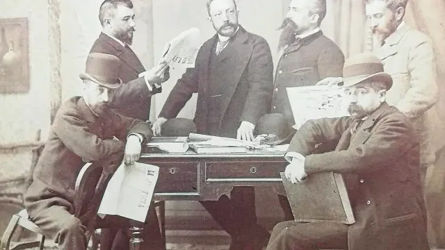 Darío Pérez, segundo por la izquierda, con ejemplares del periódico local ‘La Justicia’, que él fundó.