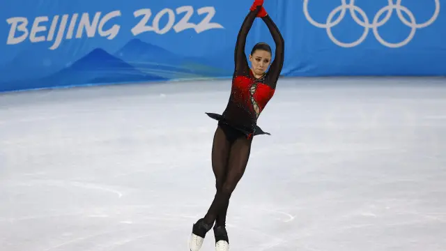 Kamila Valieva, en el momento de su histórico salto en Pekín.