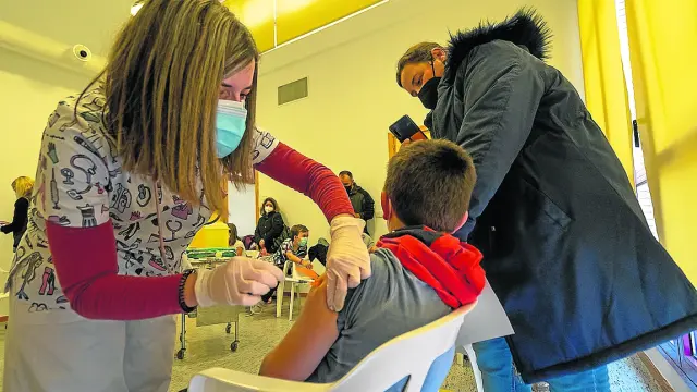 Una enfermera administra la primera dosis a un niño en Alcañiz el pasado 15 de diciembre.