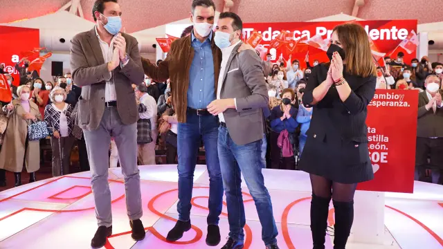 El alcalde de Valladolid, Óscar Puente, el presidente del Gobierno, Pedro Sánchez, y los candidatos socialistas Luis Tudanca y Patricia Gómez, durante el cierre de campaña en Valladolid.