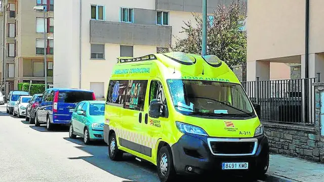 La ambulancia convencional de Biescas, una de las que podría desaparecer en el nuevo contrato.