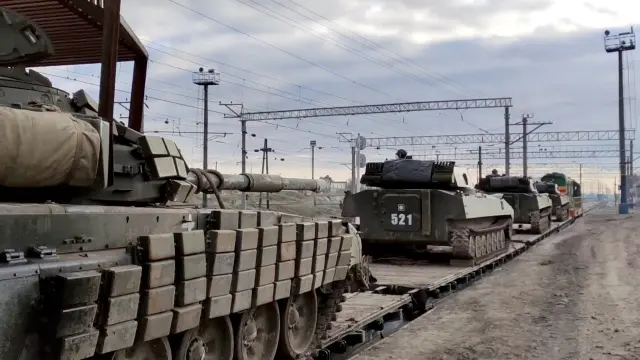 Tropas y armamento pesado ruso vuelven a sus cuarteles desde Crimea