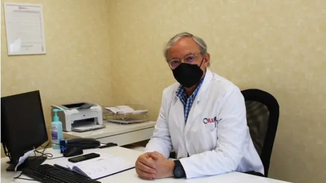 El doctor Vicente Comet, médico especialista en Cirugía General y del Aparato Digestivo que desarrolla su actividad en HLA Montpellier, lleva más de cuarenta años trabajando en los quirófanos
