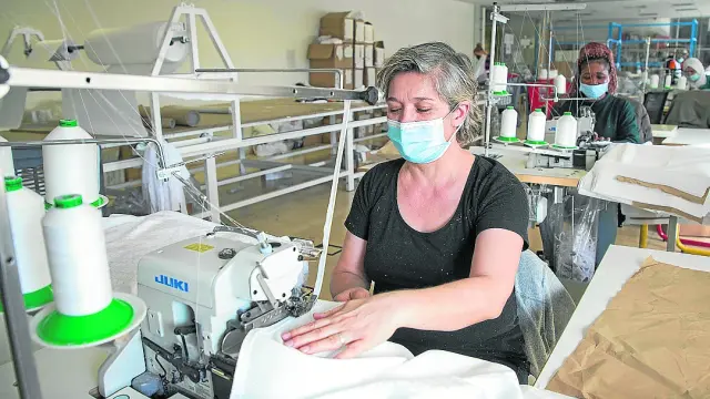 Trabajadoras contratadas por la Fundación San Ezequiel Moreno, en Lacor Textil.