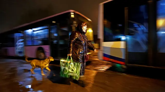 Una mujer sube a uno de los autobuses que evacuan a ciudadanos de la ciudad prorrusa de Donetsk, en Ucrania.