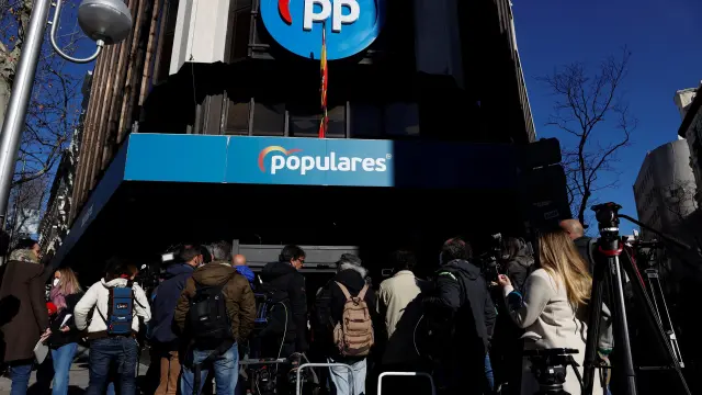 Decenas de periodistas, a las puertas de la sede del PP en la calle Génova de Madrid.