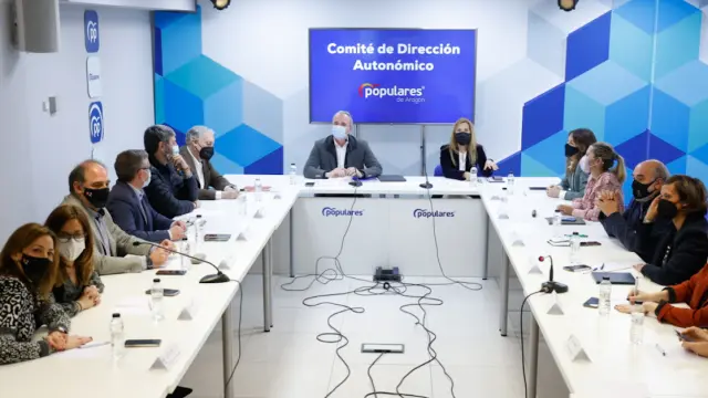 El líder del PP-Aragón, Jorge Azcón, y su secretaria general, Ana Alós, han presidido el comité de dirección, en el que Pedro Navarro y Ramón Celma han participado de forma telemática.