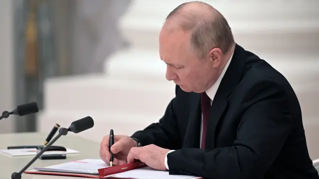 El presidente ruso Vladimir Putin firma decretos sobre el reconocimiento de las autoproclamadas República Popular de Donetsk (DPR) y la República Popular de Lugansk(LPR).