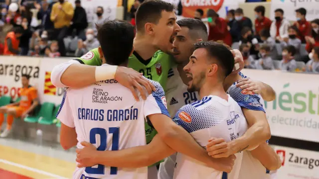 Los jugadores del Fútbol Emotion celebran la victoria ante el Burela