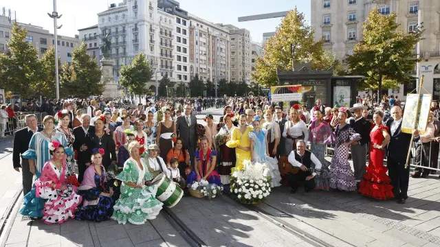 Socios de la Casa de Andalucía de Teruel, en Zaragoza, donde participan cada año en la ofrenda de flores a la Virgen del Pilar.