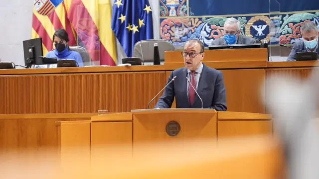 El consejero de Educación, Felipe Faci, durante su intervención este jueves en el pleno de las Cortes