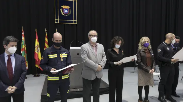 En 2021 solo recogió la medalla uno de los cuatro bomberos condecorados por el Ayuntamiento de Huesca.