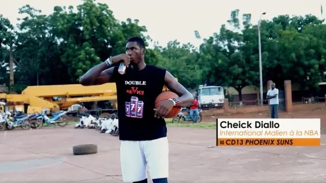 Cheick Diallo, jugador profesional de baloncesto, anuncia la bebida Double Seven.