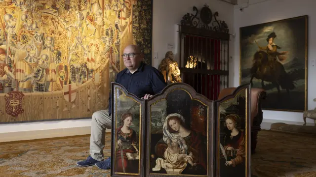 El historiador del arte José Luis Cortés, junto al tríptico renacentista subastado hace unas semanas en Madrid.
