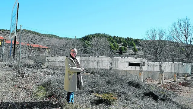 La alcaldesa de Alcalá de la Selva, Amparo Atienza, ante una promoción de viviendas en construcción.